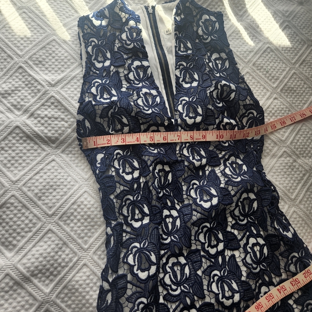 Alice + Olivia Navy and White Rose Midi Dress - Picture 4 of 9